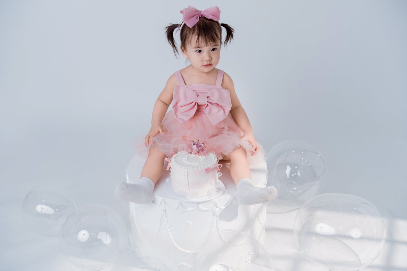 Ngồi trên bánh khổng lồ